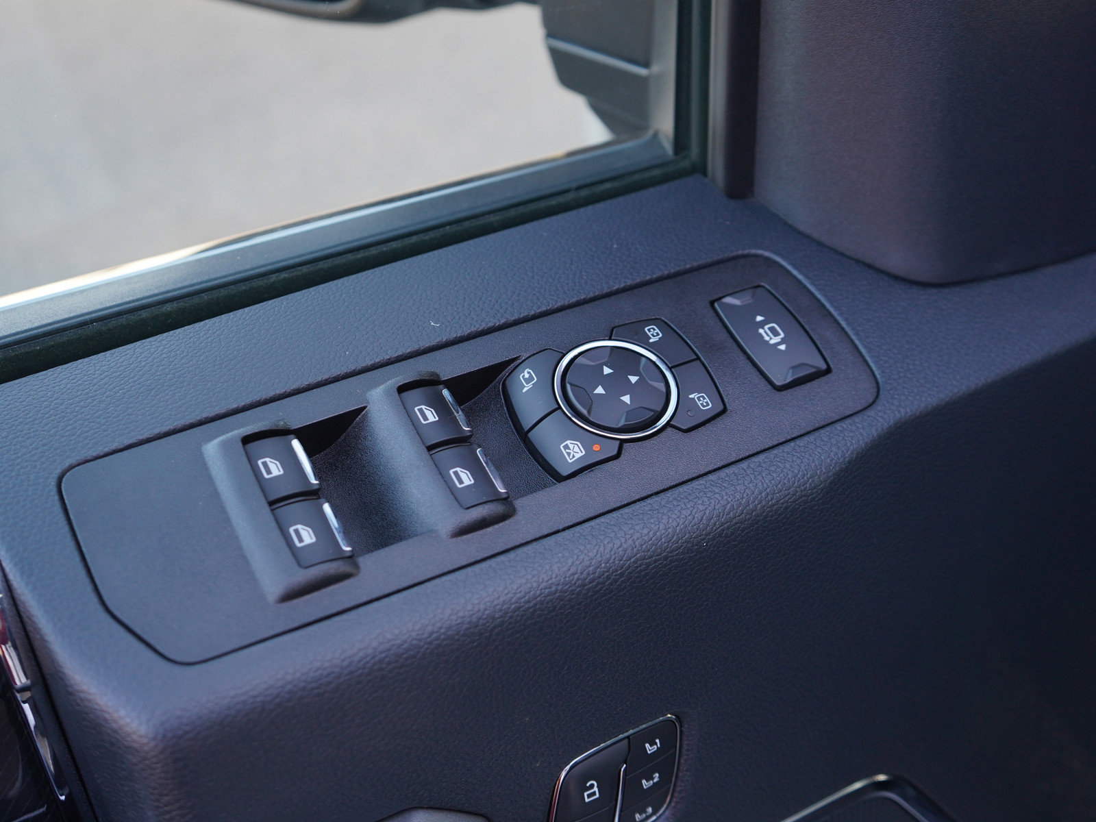 Used 2022 Ford F350 Platinum w/ FX4 Off-Road Package image 17