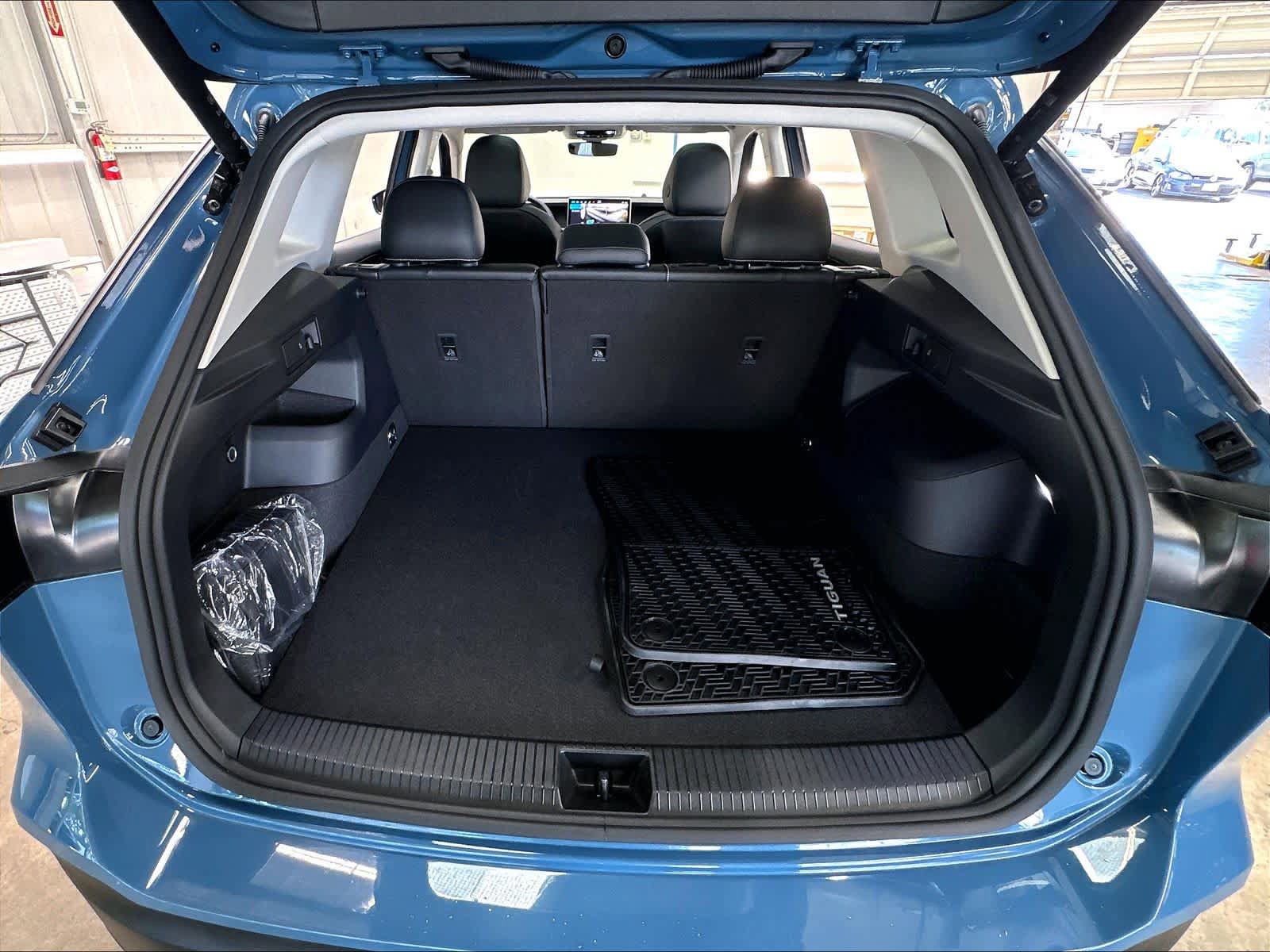 Certified 2025 Volkswagen Tiguan SE w/ Panoramic Sunroof Package AWD/4WD image 29