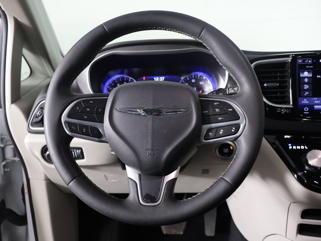 Used 2024 Chrysler Pacifica Touring-L image 40