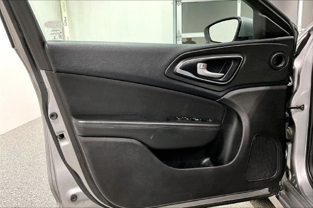 Used 2016 Chrysler 200 Limited FWD image 25