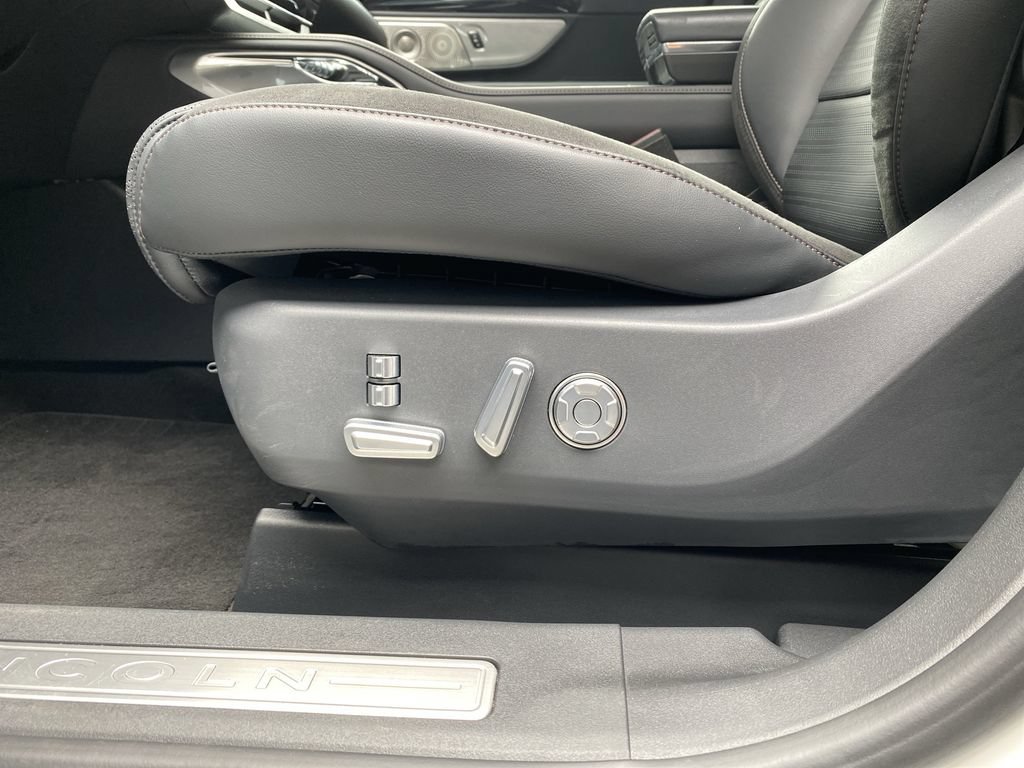 Used 2025 Lincoln Nautilus Reserve AWD/4WD image 13
