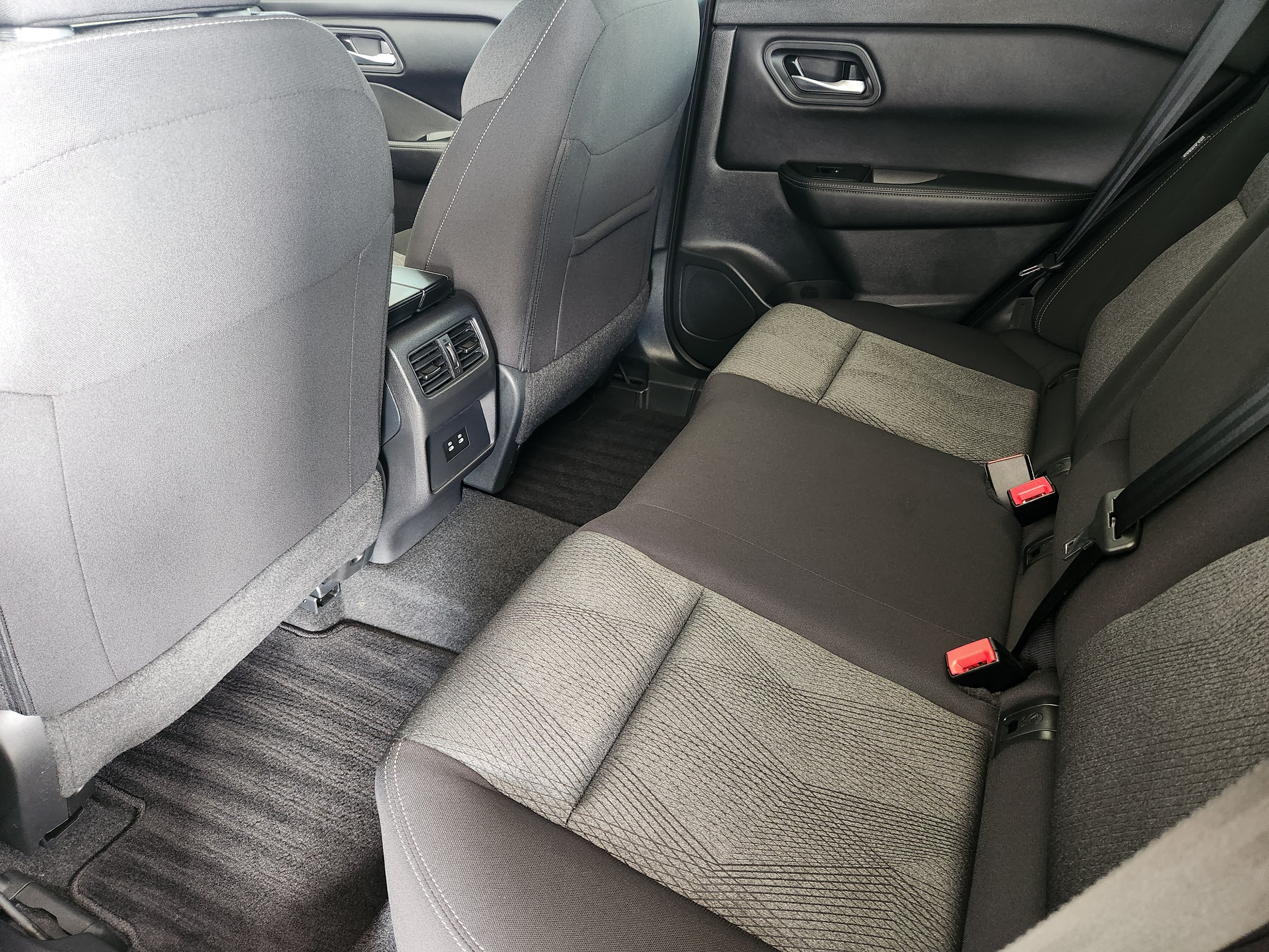 Used 2025 Nissan Rogue SV FWD image 31