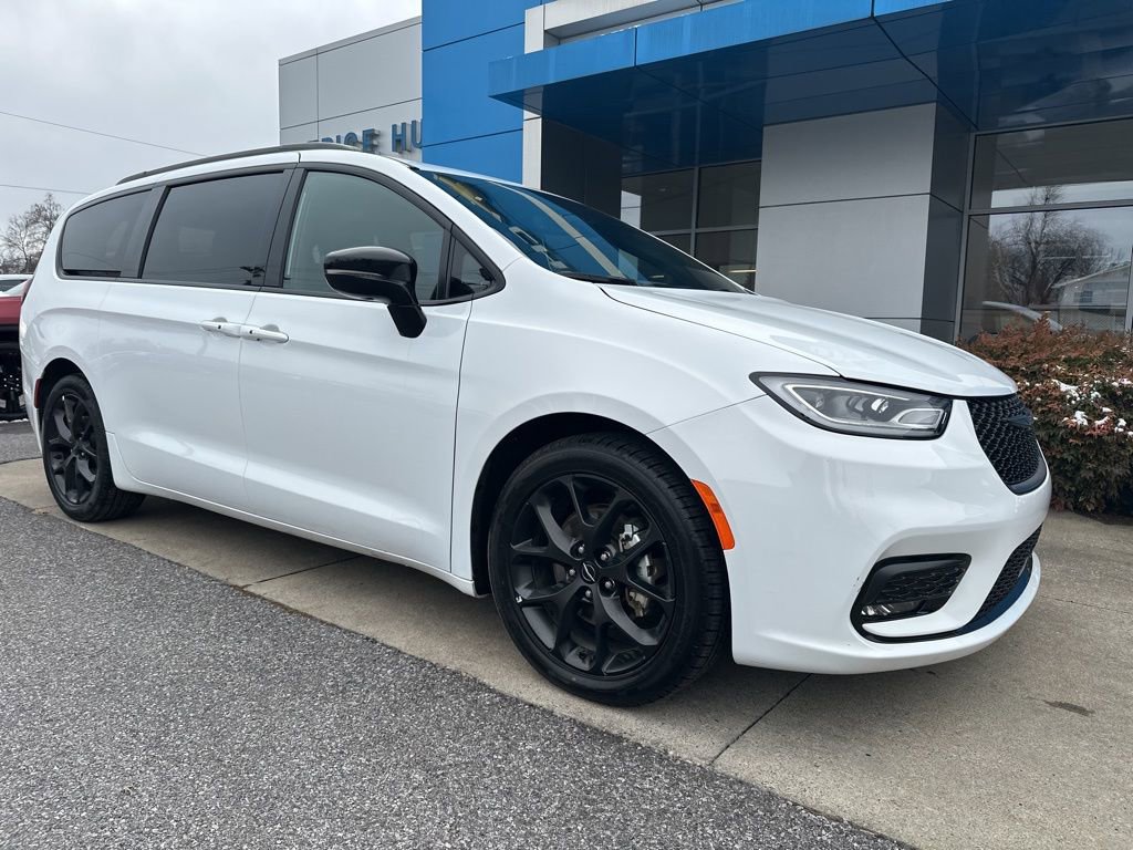 Used 2025 Chrysler Pacifica Limited image 3