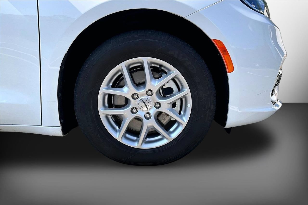 Used 2024 Chrysler Pacifica Touring-L FWD image 33