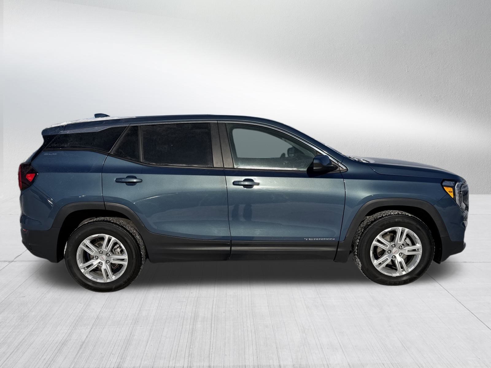 Used 2024 GMC Terrain SLE image 8
