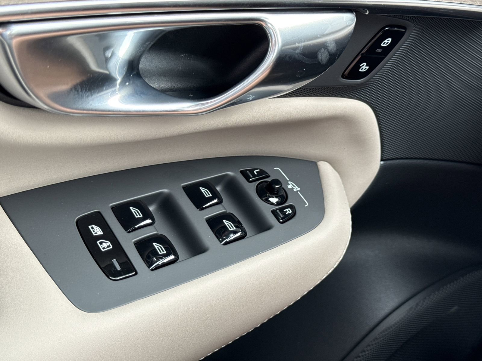 New 2026 Volvo XC90 B6 Plus w/ Protection Package Premier image 20