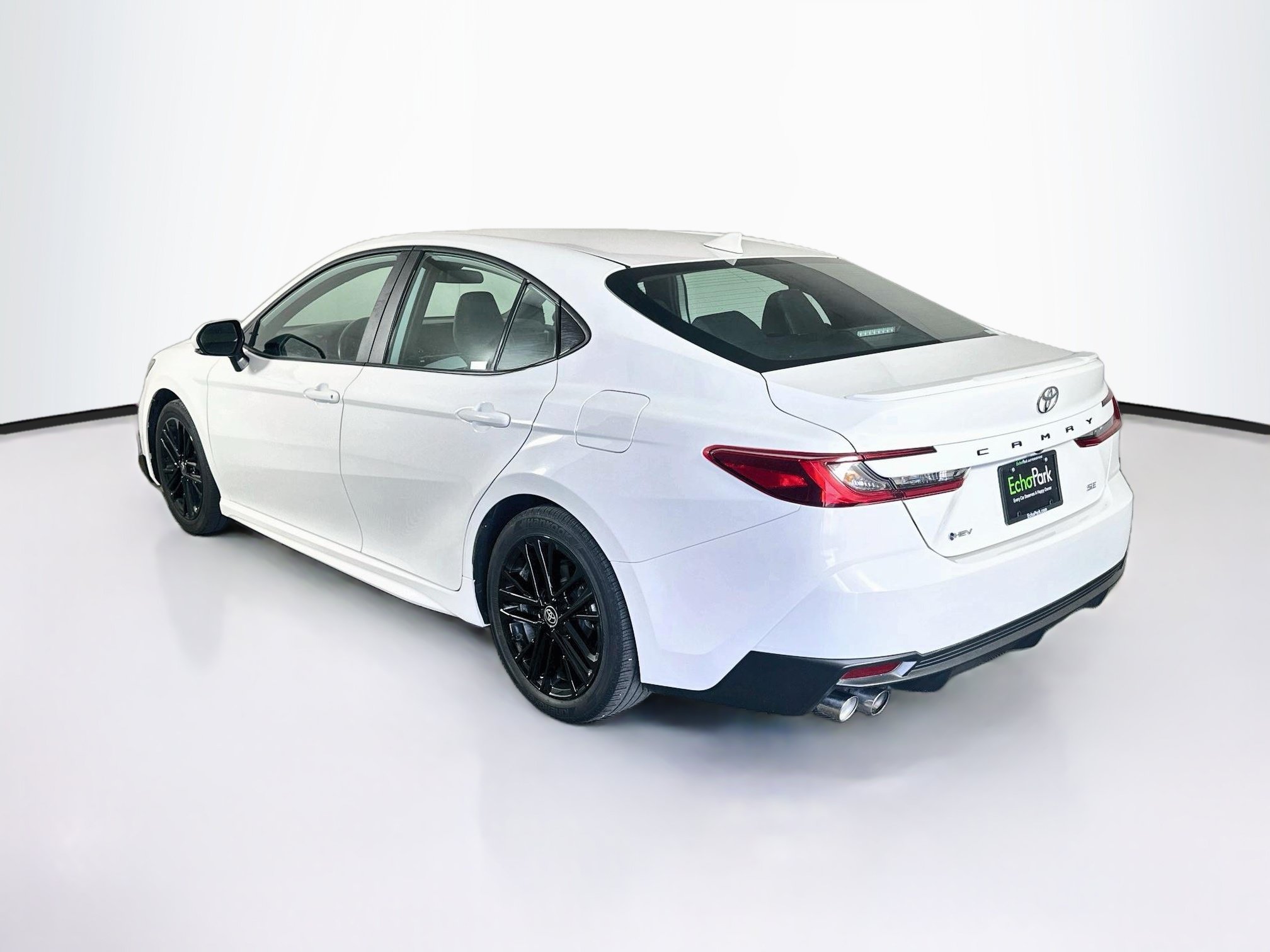 Used 2025 Toyota Camry SE FWD image 5