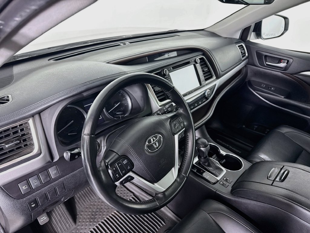 Used 2019 Toyota Highlander XLE AWD/4WD image 4