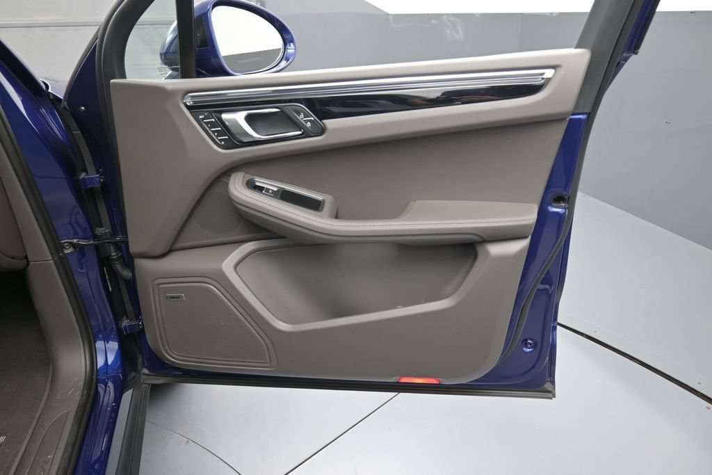 Certified 2026 Porsche Macan AWD/4WD image 28