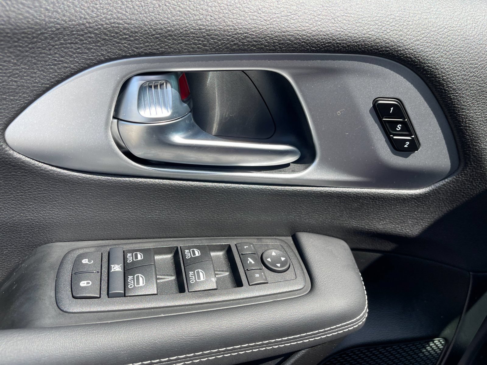 Used 2026 Chrysler Pacifica Limited w/ S Appearance Package FWD image 13