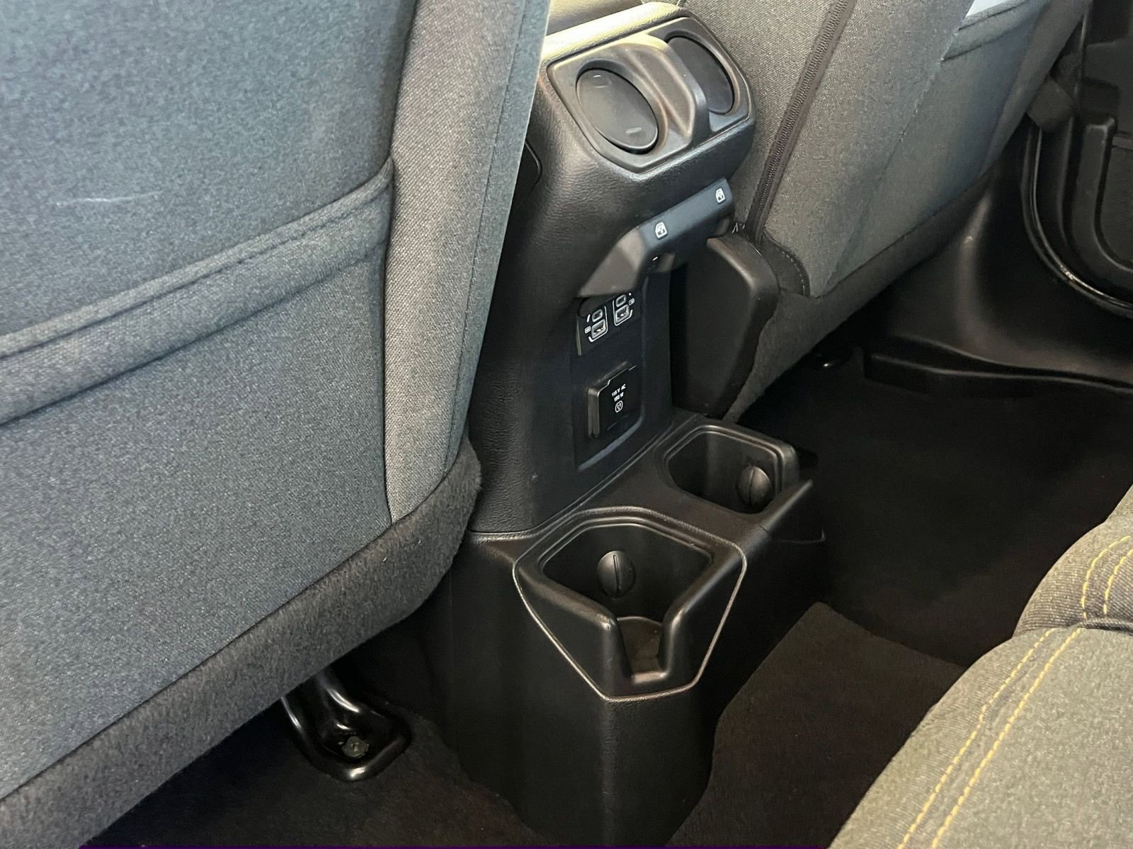 Used 2025 Jeep Wrangler Sahara image 24