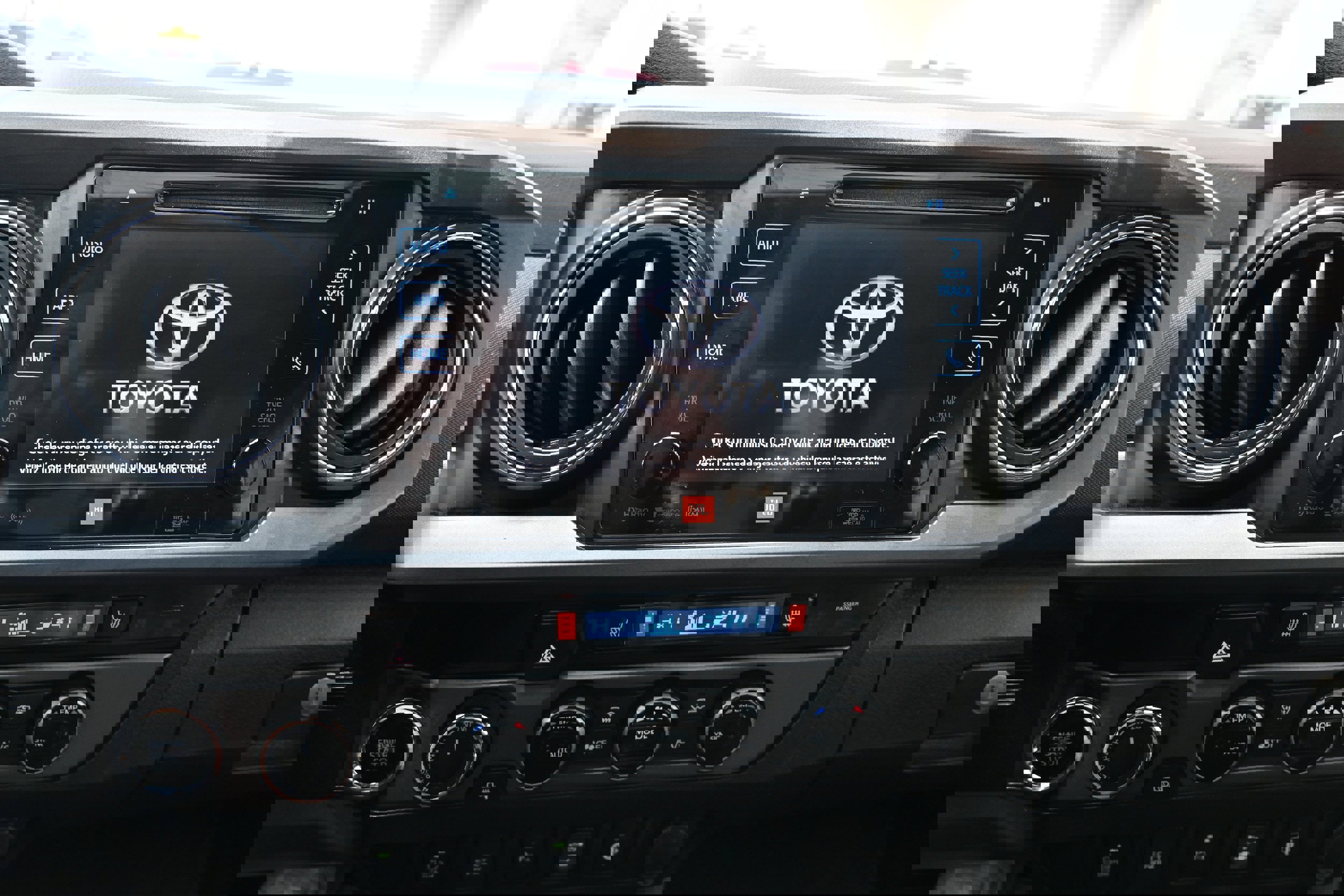 Used 2017 Toyota Tacoma TRD Off-Road image 8