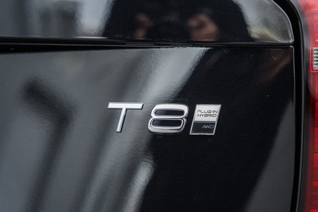 Certified 2025 Volvo XC90 T8 Core w/ Climate Package image 8