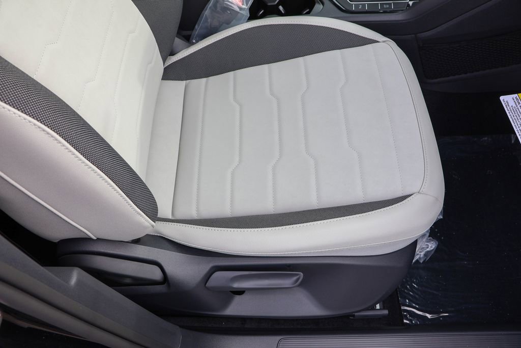 Used 2025 Volkswagen Taos SE image 38