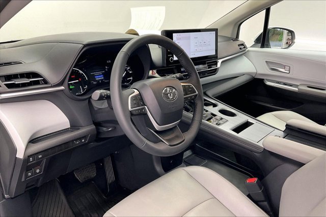Used 2025 Toyota Sienna XLE image 14