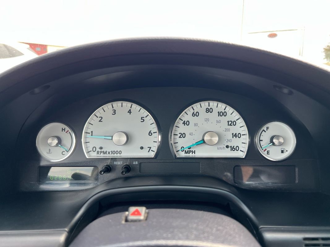 Used 2003 Ford Thunderbird image 26