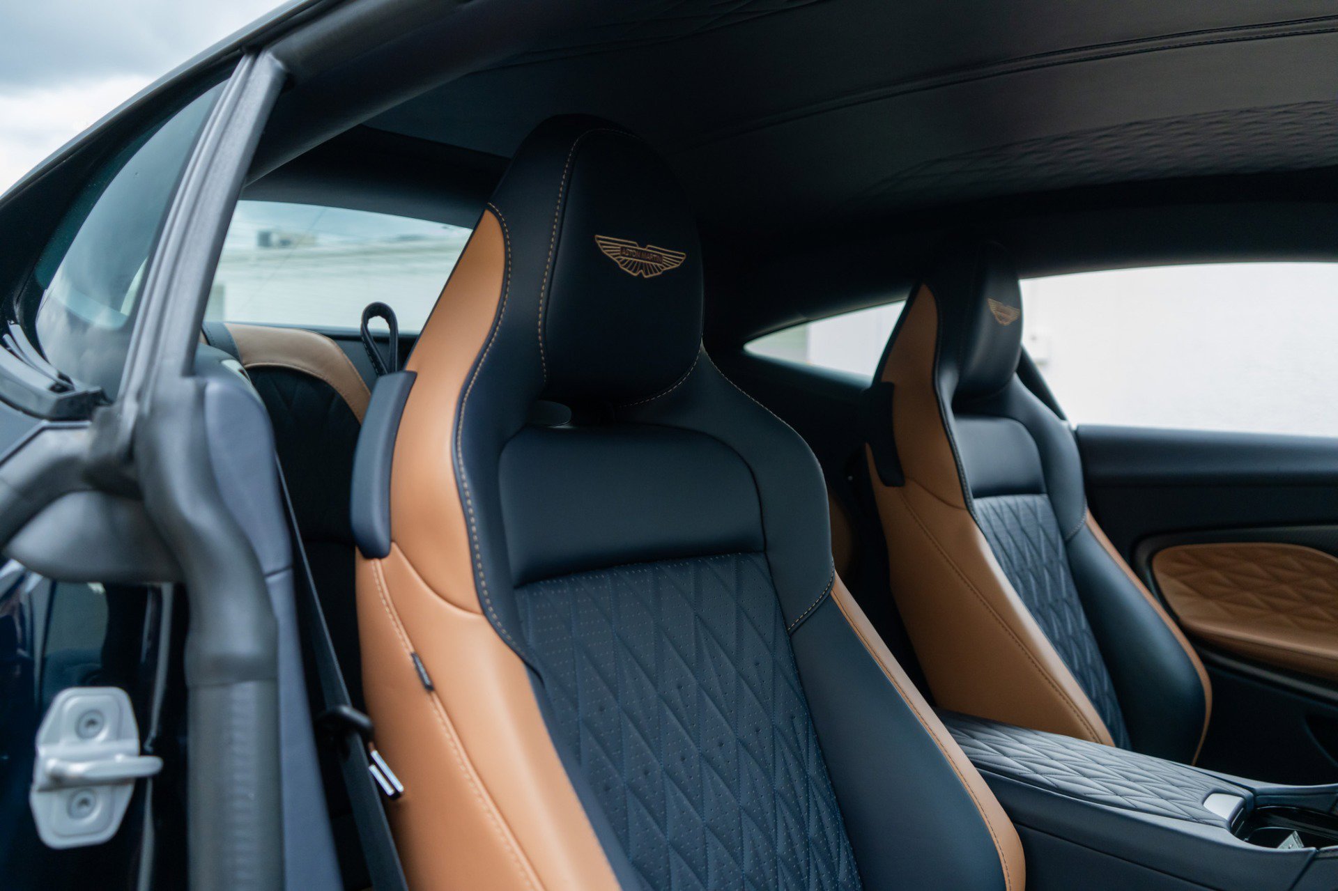 Used 2024 Aston Martin DB12 Coupe RWD image 25
