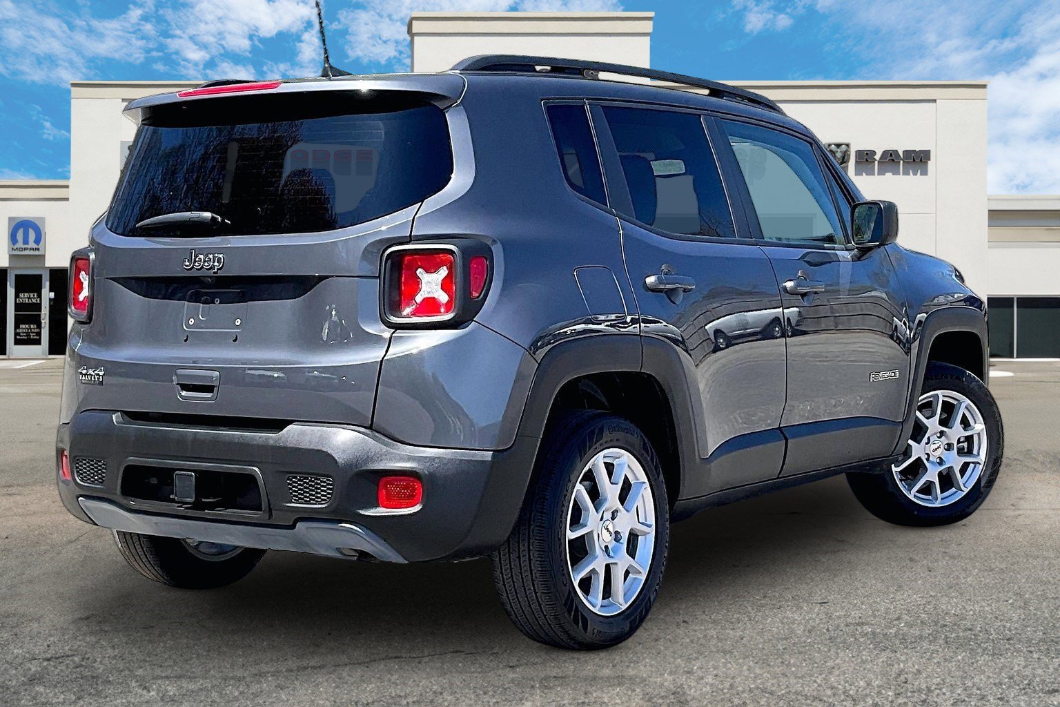 Used 2023 Jeep Renegade Latitude w/ Premium Group AWD/4WD image 2