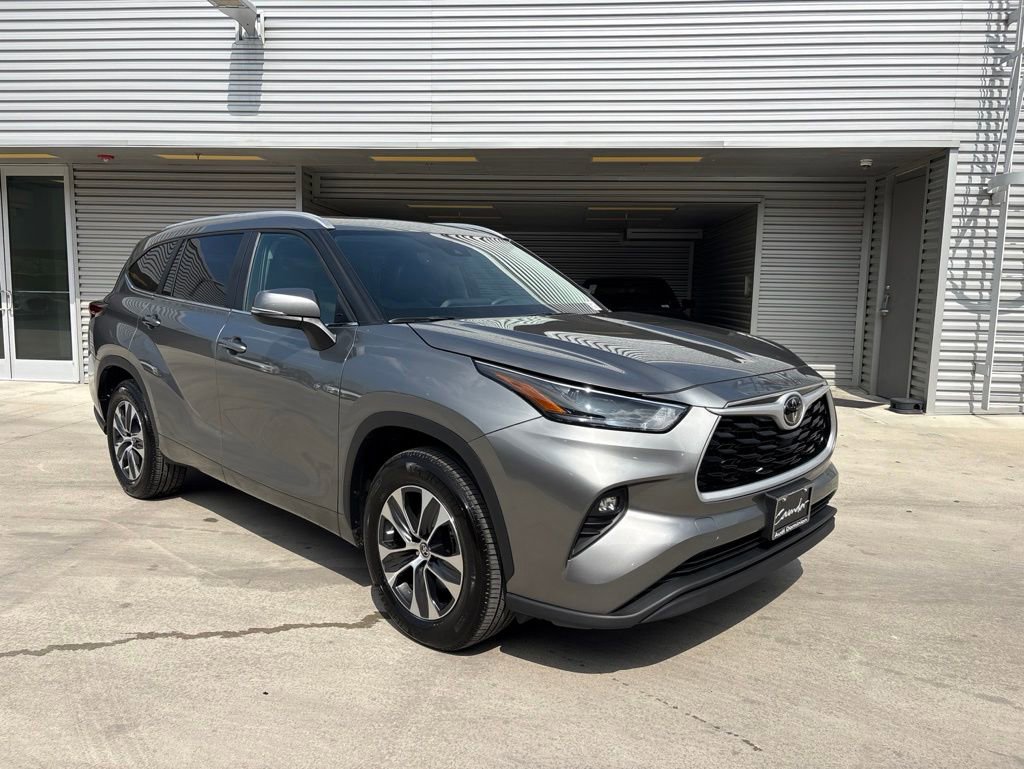 Used 2025 Toyota Highlander XLE FWD image 3