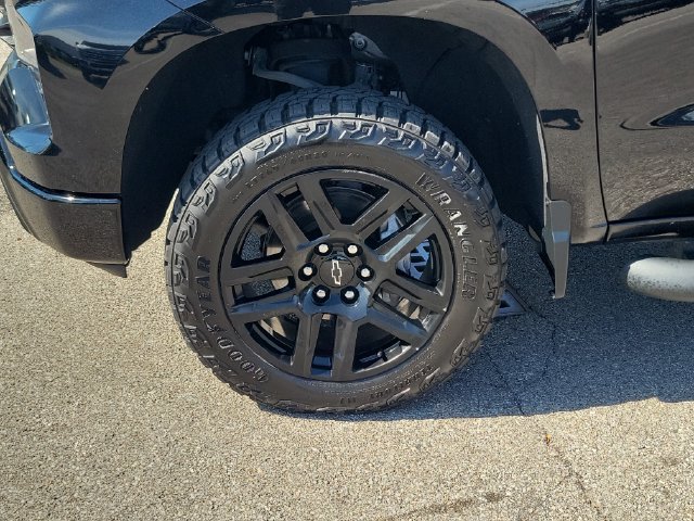 Used 2022 Chevrolet Silverado 1500 Custom Trail Boss w/ Midnight Edition AWD/4WD image 9