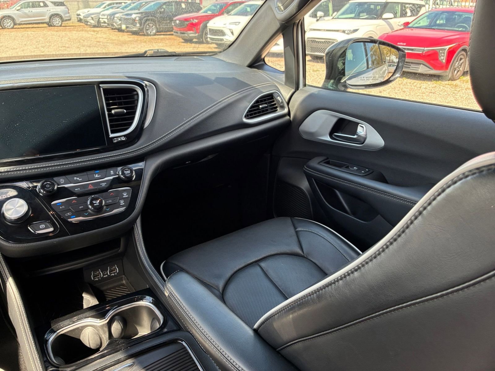 Used 2025 Chrysler Pacifica Limited image 35