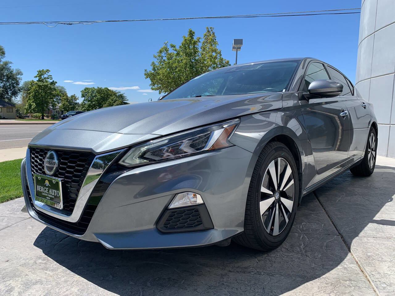 Used 2021 Nissan Altima 2.5 SV w/ SV Premium Package image 3