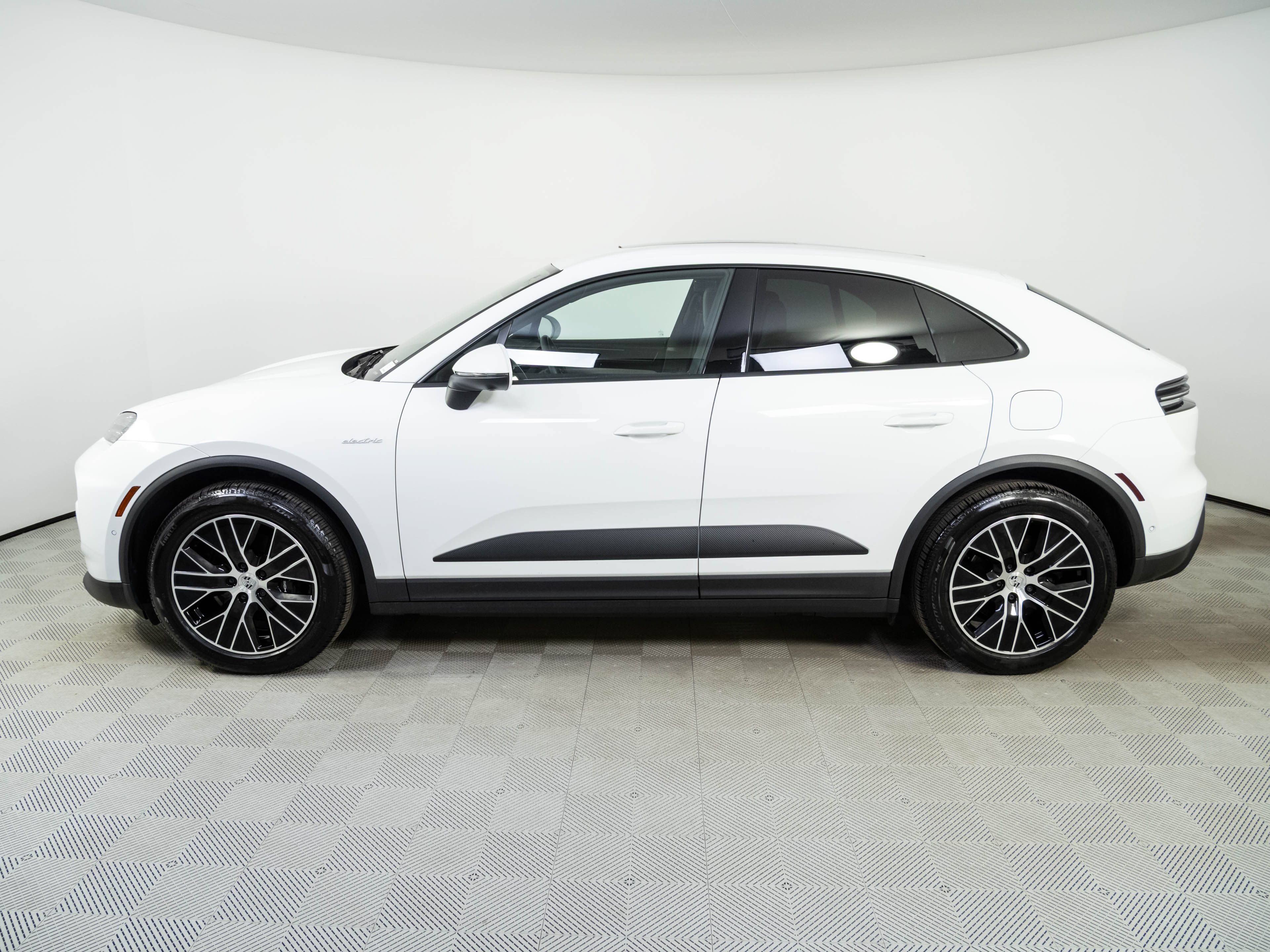 Used 2025 Porsche Macan Electric RWD image 2