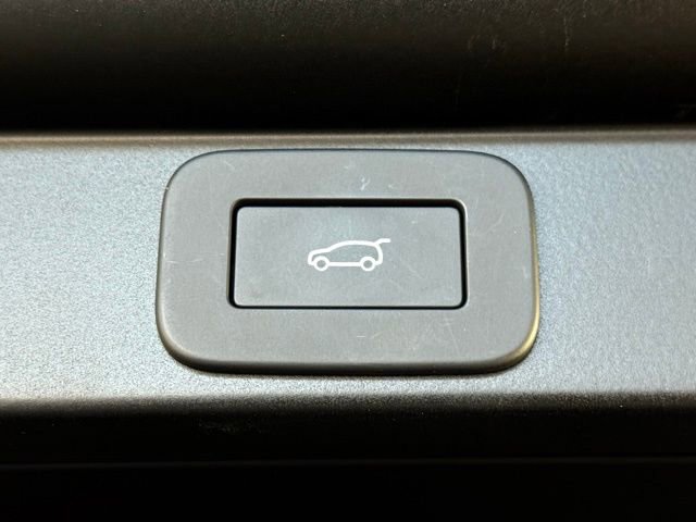 Used 2025 Land Rover Range Rover SE image 16