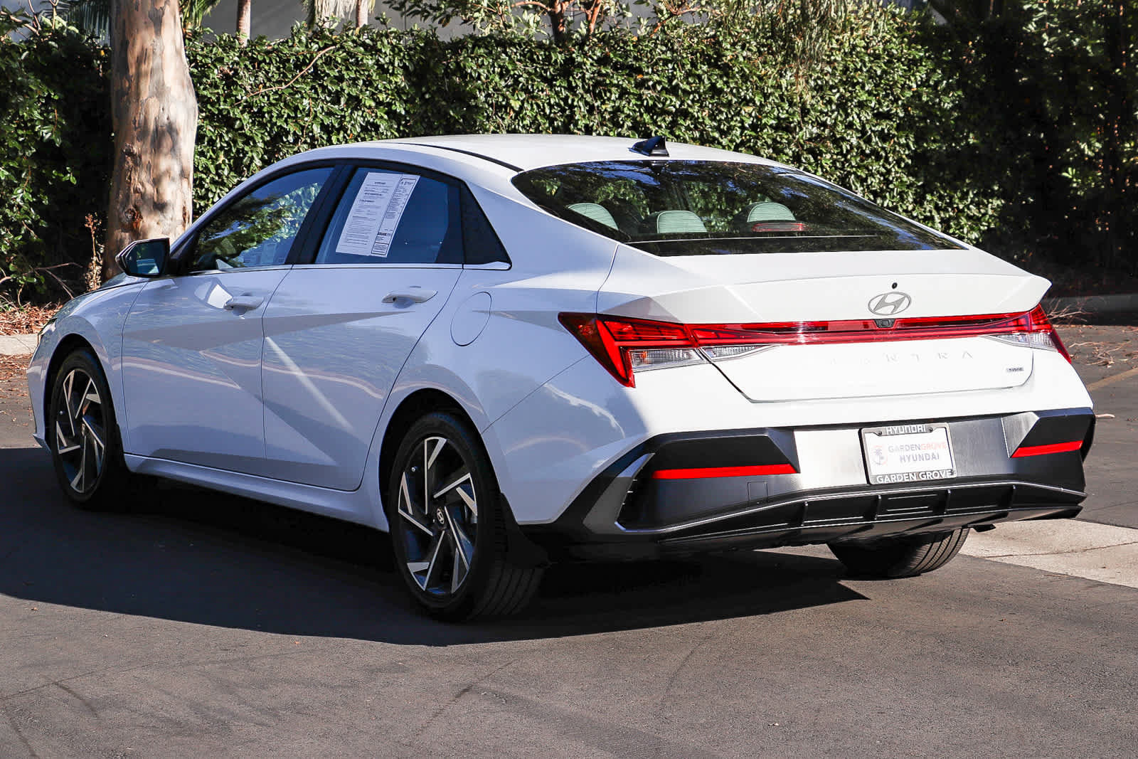 Used 2025 Hyundai Elantra Limited FWD image 8