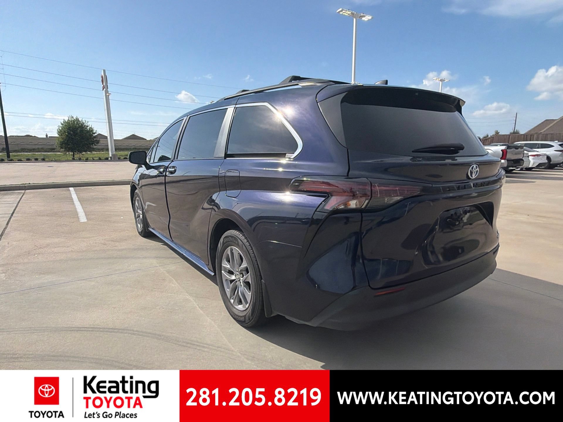 Used 2024 Toyota Sienna XLE FWD image 5