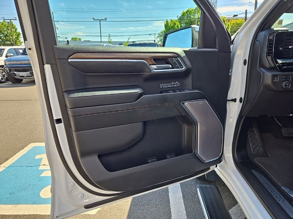 Used 2023 Chevrolet Silverado 1500 High Country w/ Technology Package AWD/4WD image 12