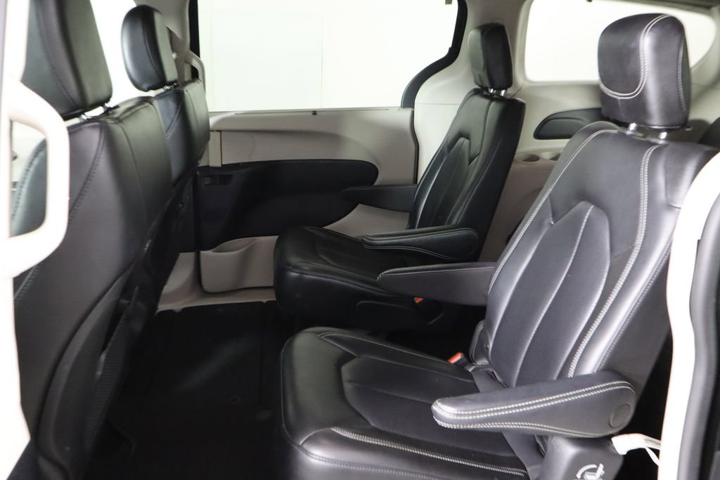Used 2023 Chrysler Pacifica Touring-L FWD image 16