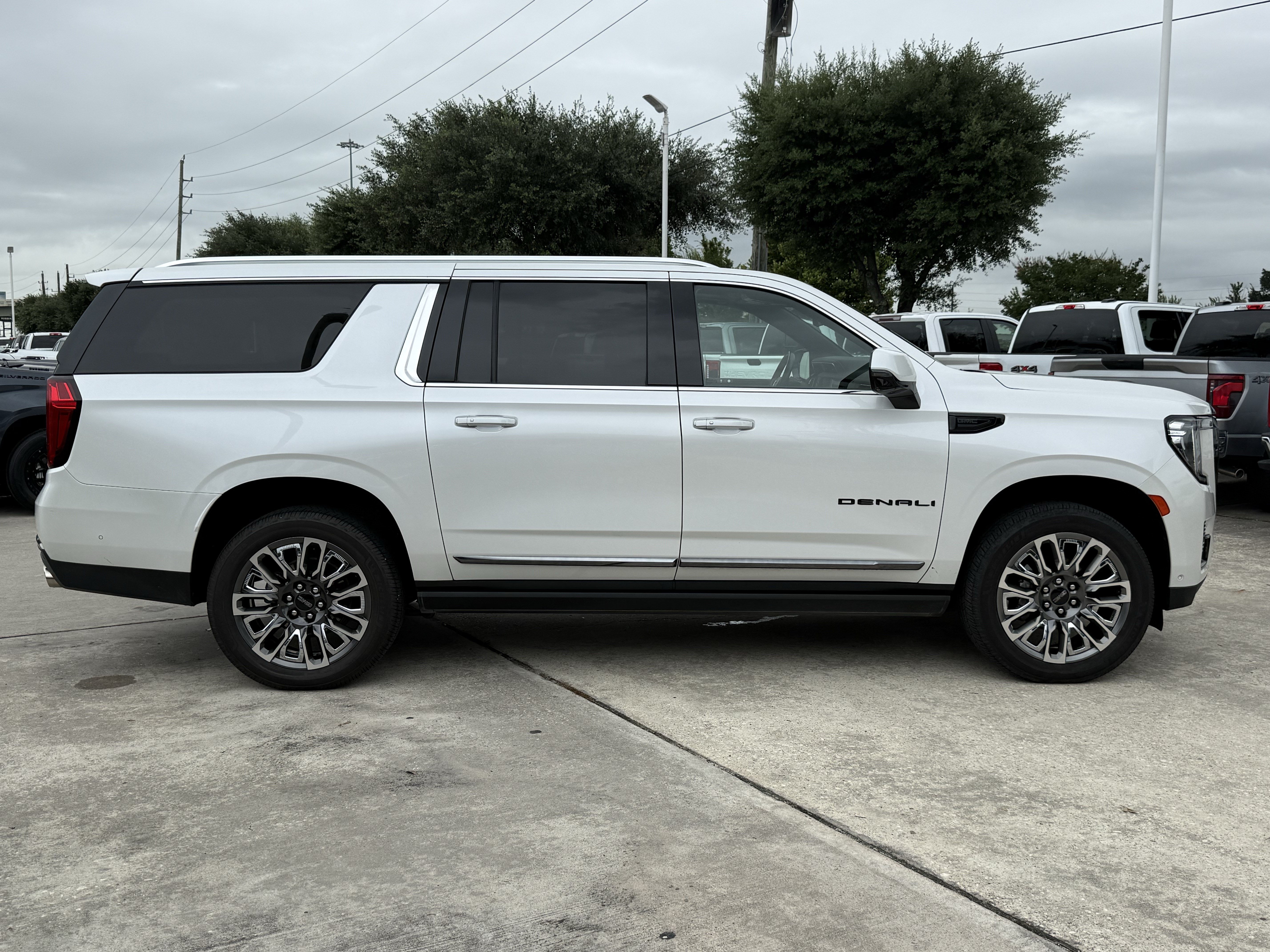 Used 2023 GMC Yukon XL Denali Ultimate AWD/4WD image 3