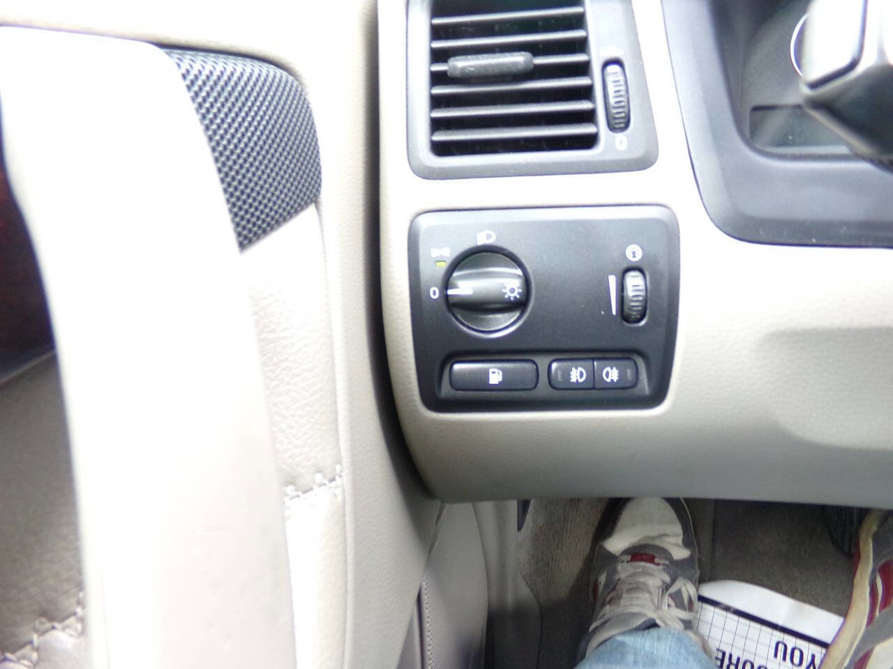 Used 2004 Volvo V70 AWD/4WD image 11