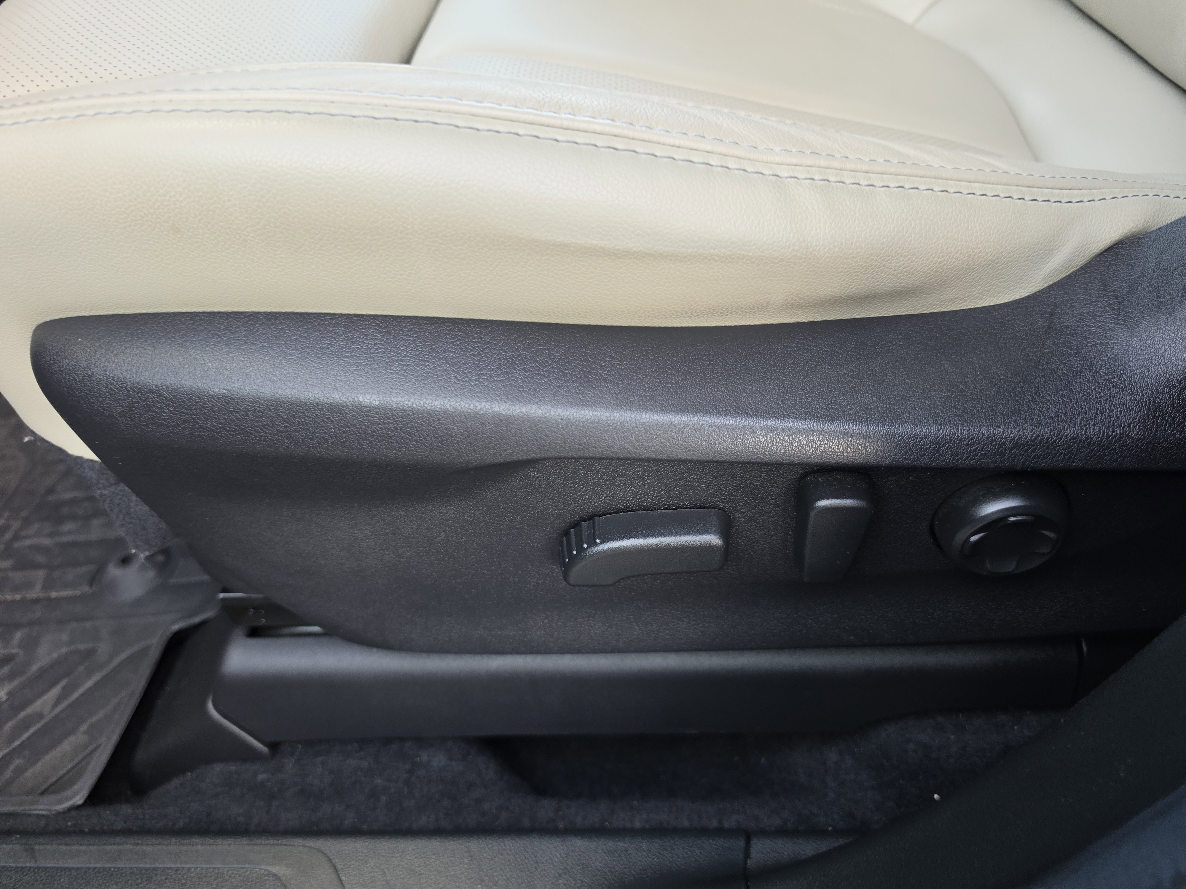 Used 2023 Subaru Ascent Limited w/ Technology Package image 8