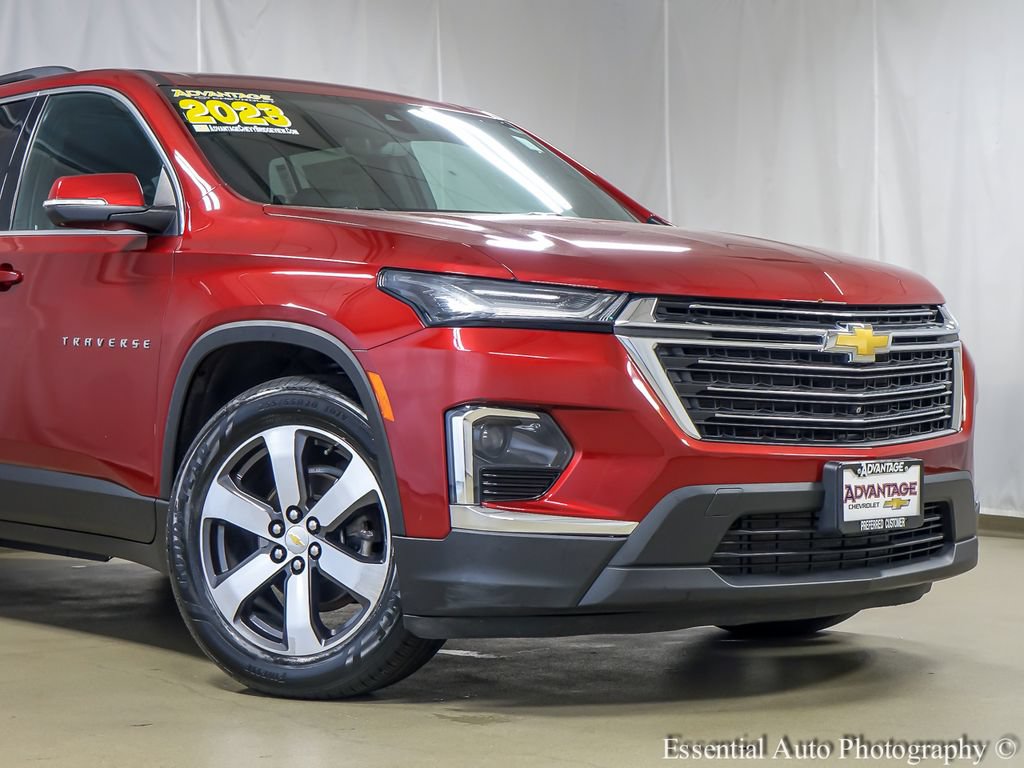 Used 2023 Chevrolet Traverse LT w/ LT Premium Package AWD/4WD image 3