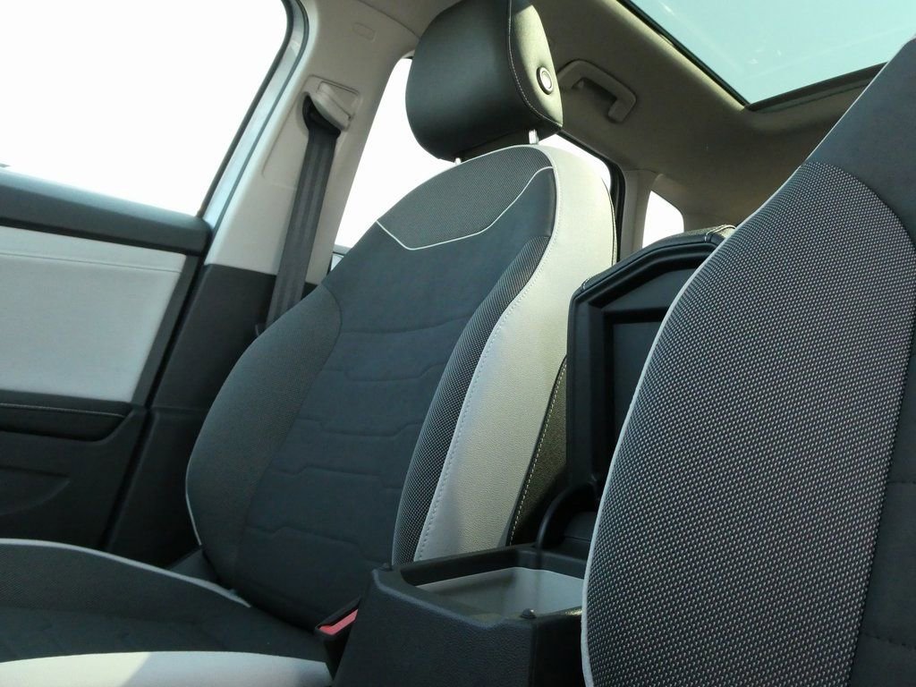 Certified 2025 Volkswagen Taos SE image 32