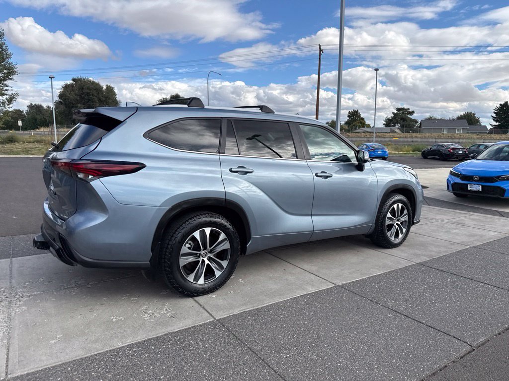 Used 2024 Toyota Highlander XLE AWD/4WD image 5