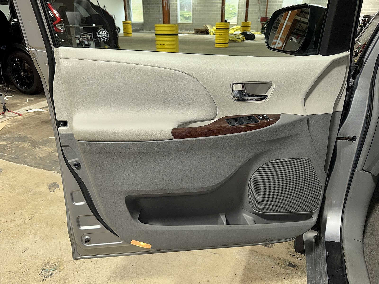 Used 2011 Toyota Sienna XLE image 31