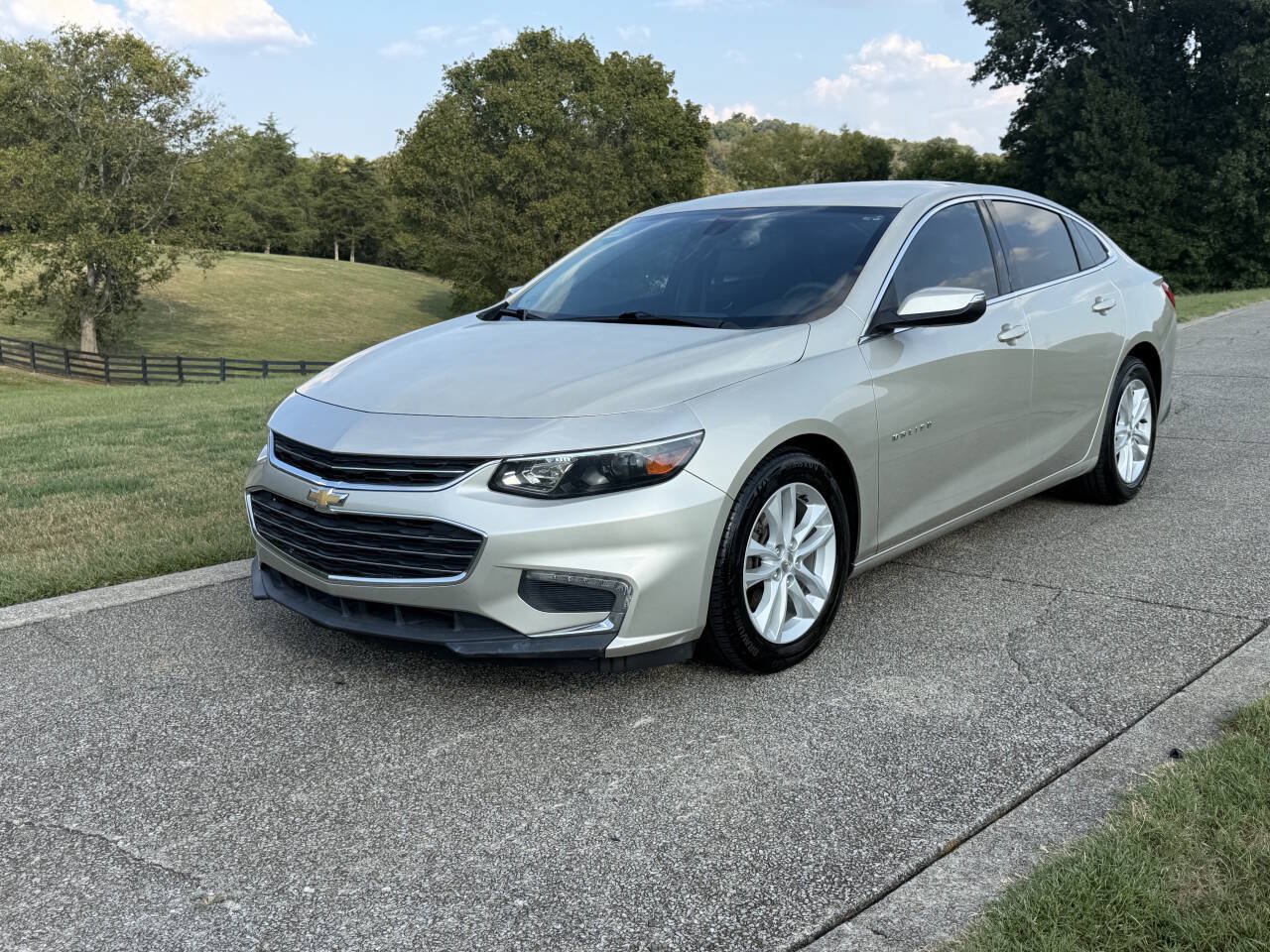 Used 2016 Chevrolet Malibu LT w/ Leather Package FWD image 4
