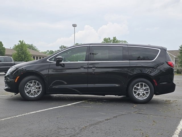 New 2025 Chrysler Voyager LX image 20