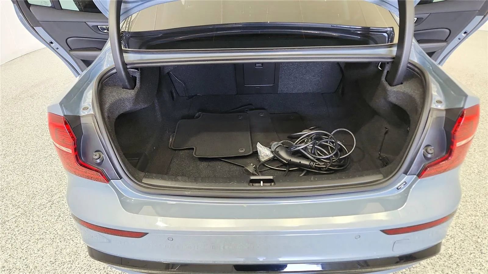 Used 2023 Volvo S60 T8 Plus image 19