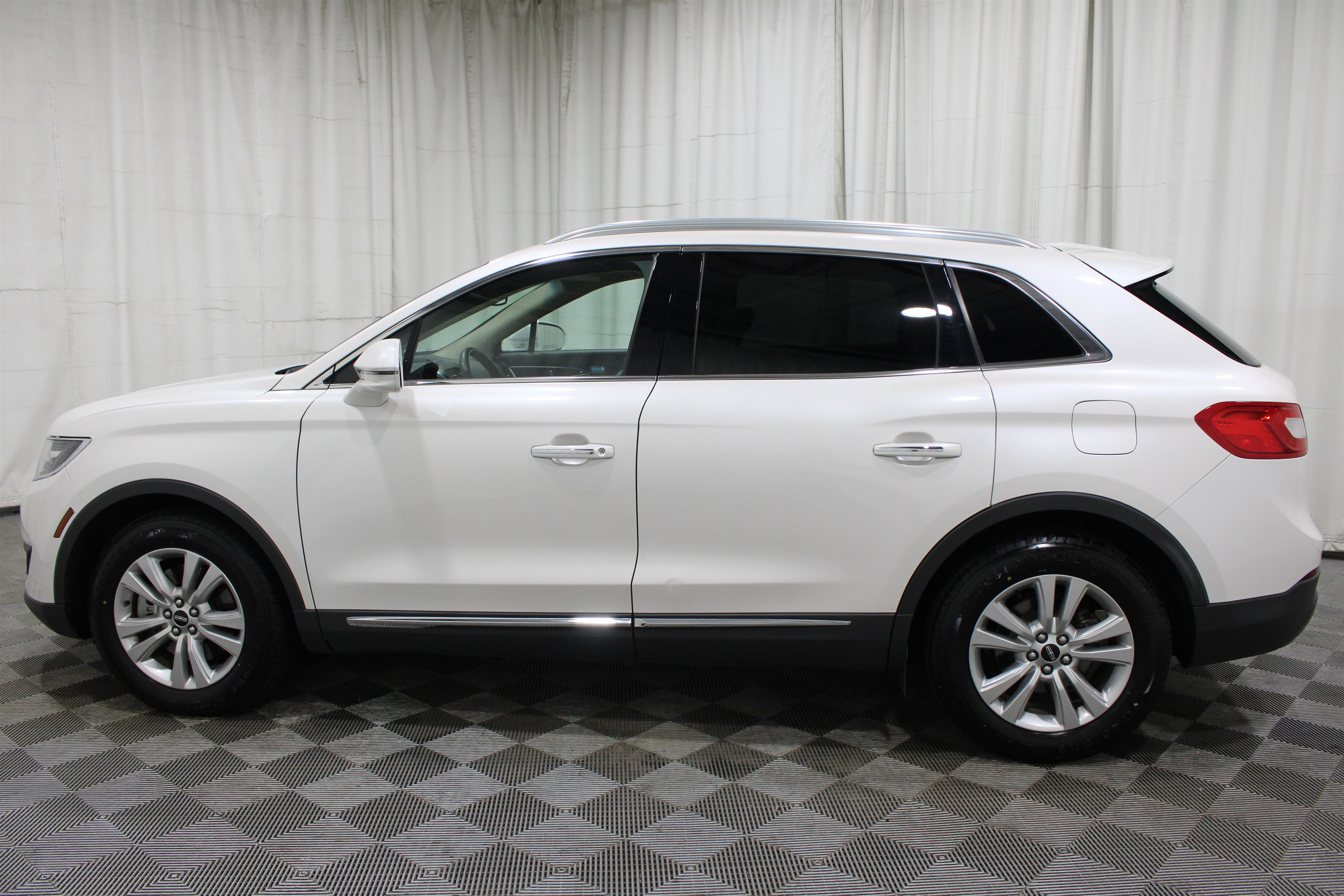 Used 2017 Lincoln MKX Select w/ Select Plus Package image 35