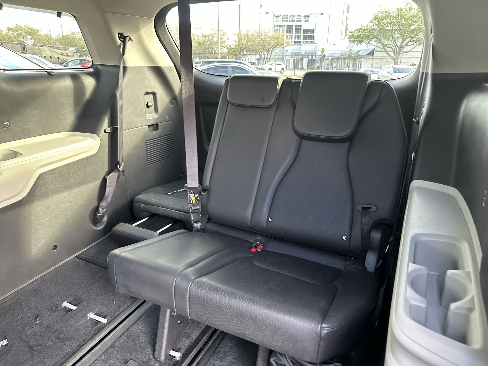 Used 2024 Kia Carnival EX image 24