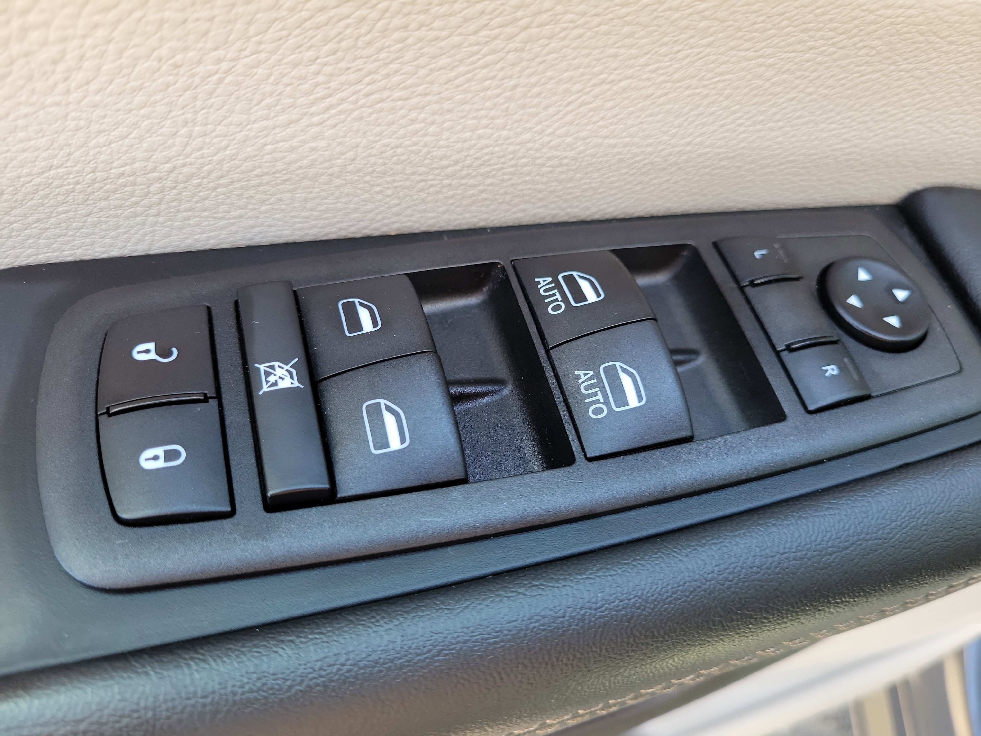 Used 2023 Chrysler Pacifica Touring-L FWD image 18