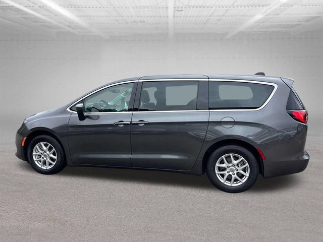 Used 2023 Chrysler Voyager LX FWD image 4
