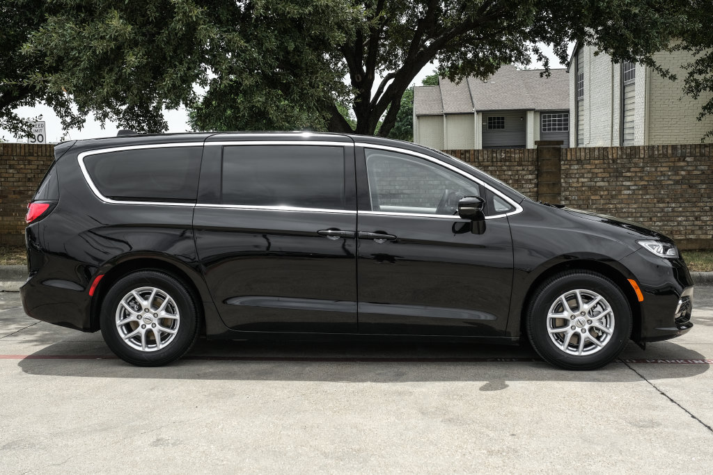 Used 2024 Chrysler Pacifica Touring-L FWD image 14