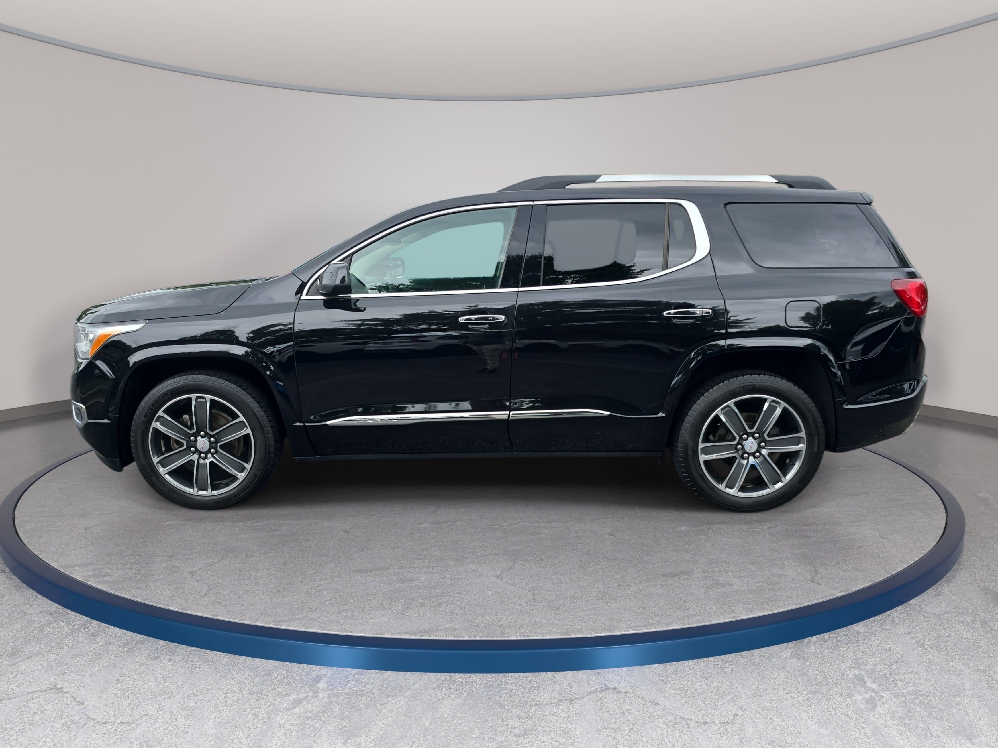 Used 2017 GMC Acadia Denali w/ Technology Package FWD image 8