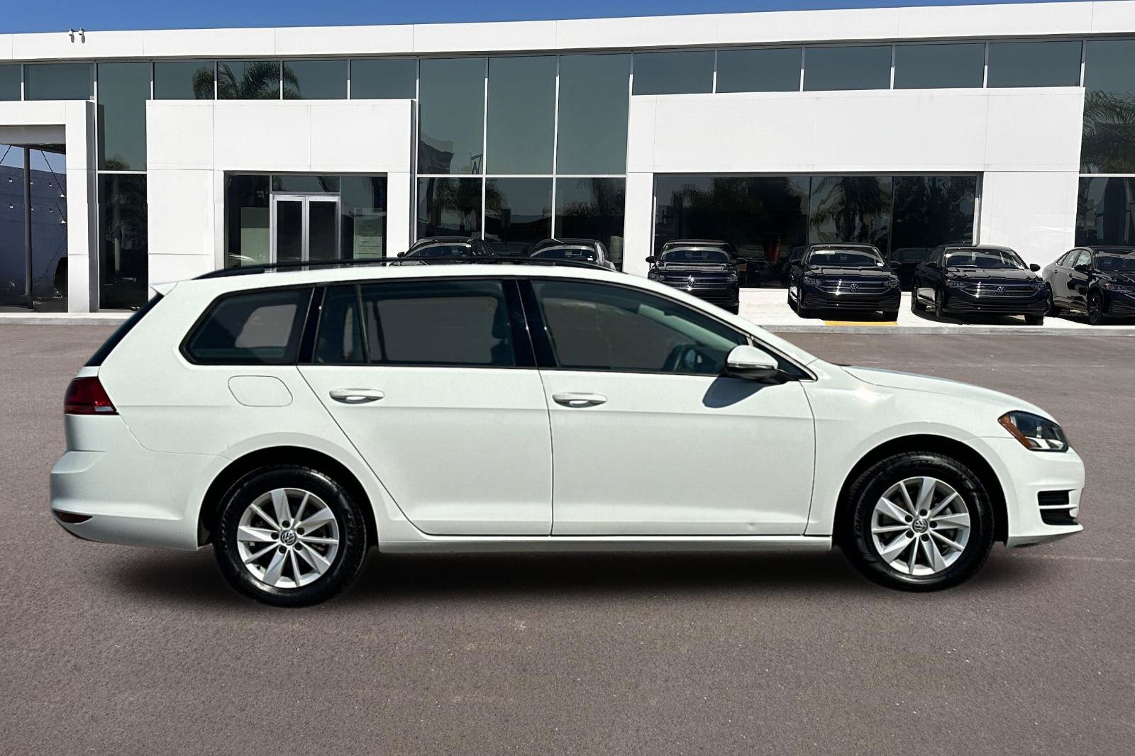Used 2017 Volkswagen Golf S FWD image 2