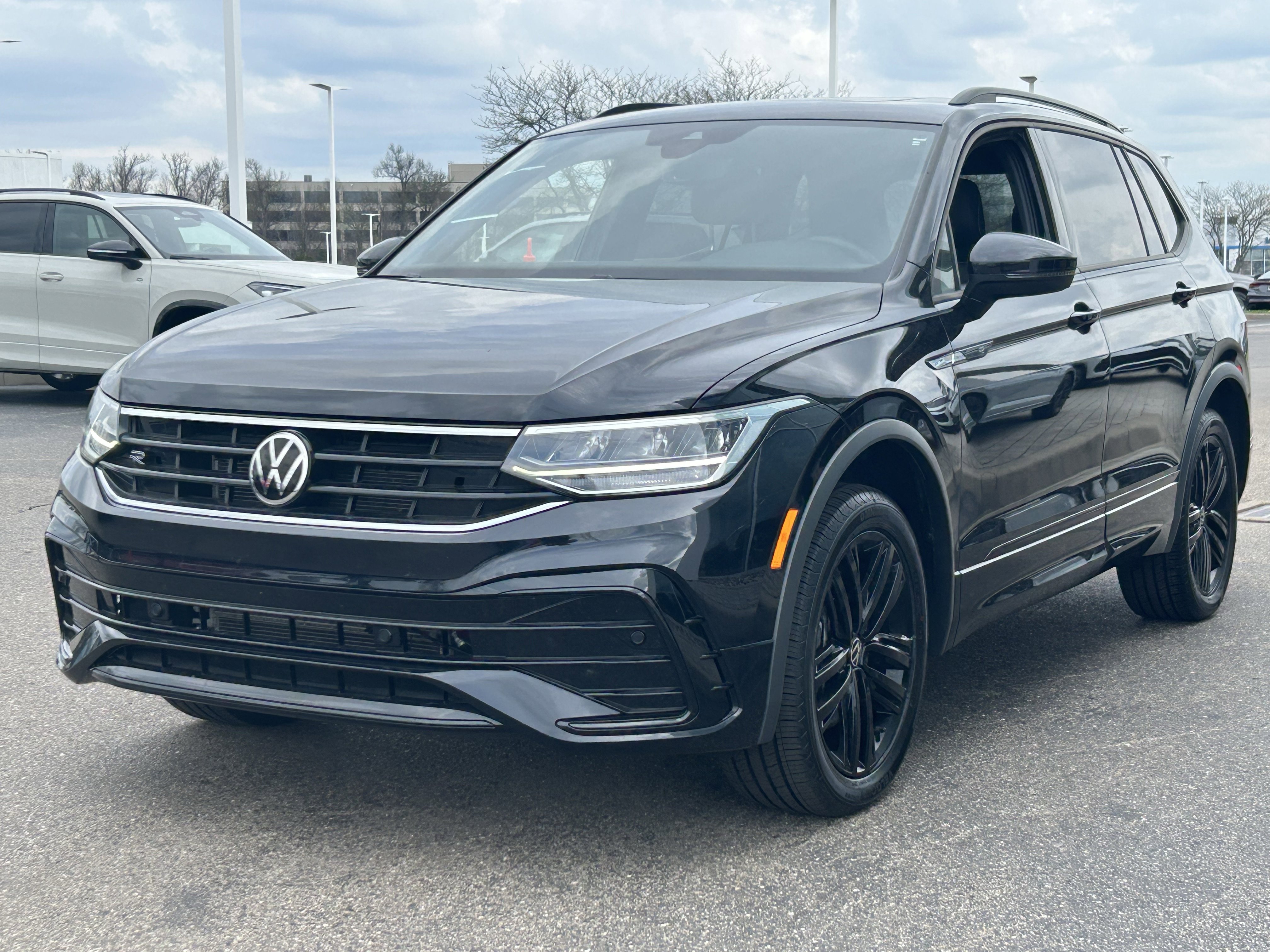 Certified 2022 Volkswagen Tiguan SE R-Line AWD/4WD image 3